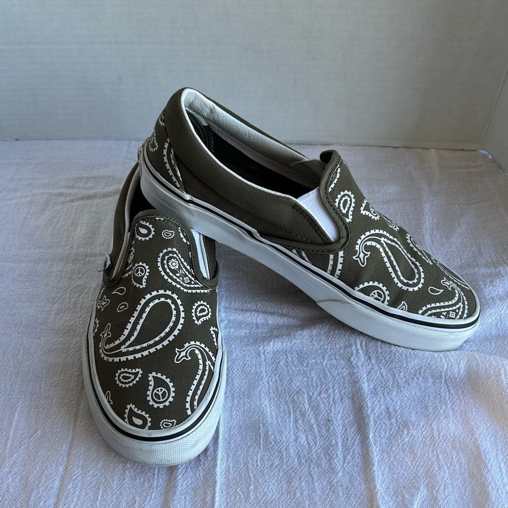 Women’s Paisley and Peace Sign Vans Slip Shoes (Women’s Size 8/ Men’s size 6)